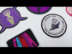 Presse de la chaleur soutenant le fer adhésif sur les corrections brodées pour le tissu de base-ball