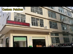 Fer sur des corrections de tissu de sergé de frontière de Merrow de correction de broderie