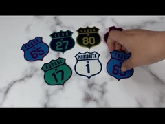 Les vêtements uniformes faits sur commande de corrections raccorde le fer de conception sur des corrections de broderie