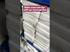 Les enfants mignons repassent sur la broderie raccorde le noir écologique