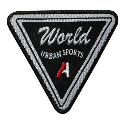 Concevez la broderie en fonction du client de triangle raccorde des sports urbains Logo Iron On Woven Patches