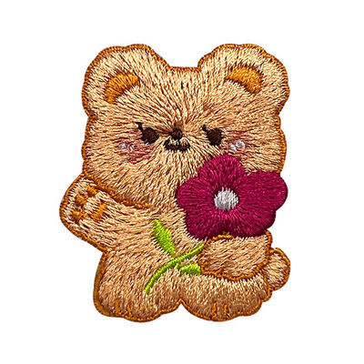 L'ours de carton que la broderie raccorde Pandone colore la correction brodée faite sur commande de fil de coton d'or