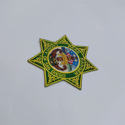 Le laser a coupé le fer fait sur commande de Logo Embroidery Patches Heptatus Shape sur le style