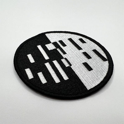 La correction faite sur commande de broderie de forme de tissu libre de sergé imperméabilisent avec la frontière de Merrow