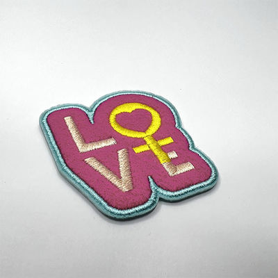 Fer fait sur commande d'OEM sur la correction rose de lettre de « AMOUR » de frontière de Merrow de correction de broderie