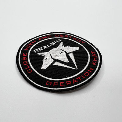 Le tissu fait sur commande de sergé a brodé Logo Badges Iron On Backing lavable pour l'habillement