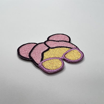 Fer frais rose de fille sur la correction standard d'habillement de frontière de l'insigne OEKO-TEX Merrow de broderie