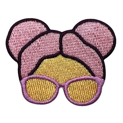 Fer frais rose de fille sur la correction standard d'habillement de frontière de l'insigne OEKO-TEX Merrow de broderie