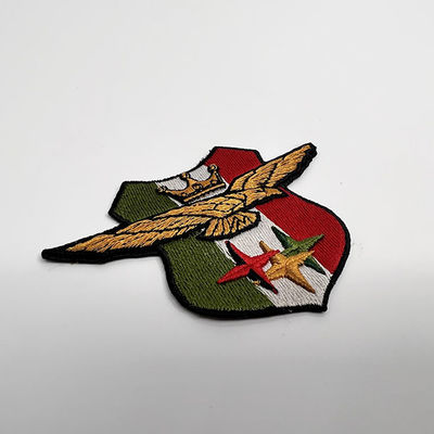 Le fer sur la broderie d'habillement raccorde le logo fait sur commande national de drapeau de tissu de sergé