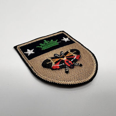 Concevez le fer en fonction du client sur broderie d'abeille de correction de broderie la pleine avec la frontière de Merrow