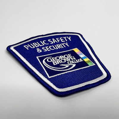 Fer de broderie de logo personnalisé sur le patch de broderie personnalisé de frontière de merrow de correction