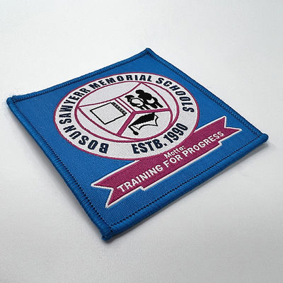 Le fer fait sur commande sur des corrections de logo de société suivent la couleur de Pandone pour des vêtements
