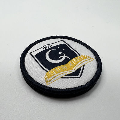 Insignes uniformes faits sur commande de frontière de Merrowed de noir de Logo Iron On Woven Patch d'école