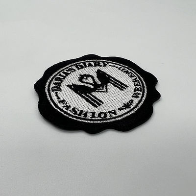 Les corrections écologiques de broderie de frontière douanière repassent cousent dessus sur des corrections pour des vêtements