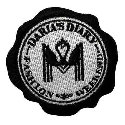 Les corrections écologiques de broderie de frontière douanière repassent cousent dessus sur des corrections pour des vêtements