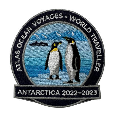 Le fer de marque de voyageur du monde sur la broderie raccorde les corrections faites sur commande de tissu