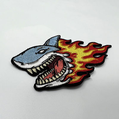 Le fer écologique sur la broderie raccorde la conception faite sur commande de requin pour des vestes