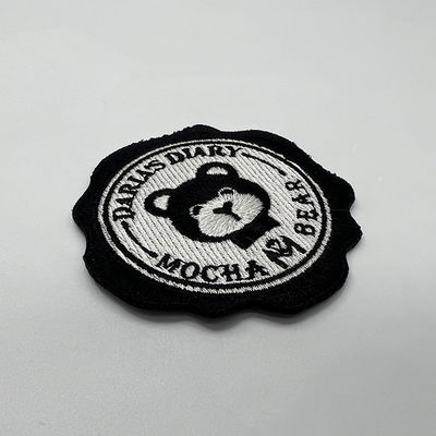 Le fer mignon d'habillement d'enfants sur le noir écologique de corrections de broderie pour des sacs