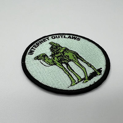 La marque Logo Embroidery Patches Iron On de chameau de couleur de Pandone/cousent dessus pour l'habillement