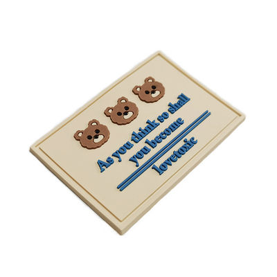 La correction en caoutchouc faite sur commande de PVC a gravé le sac en refief de 3D Logo Rubber Patch For Backpack