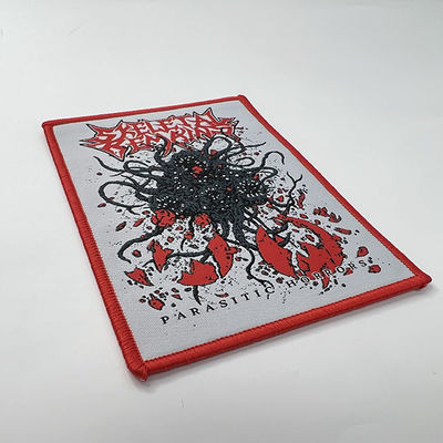 Fer de couleur tissé par frontière rouge lavable de Merrowed Logo Patch PMS sur l'insigne de broderie