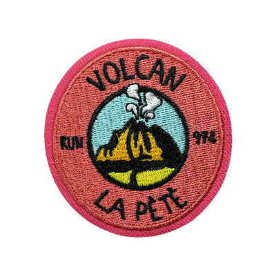 Le sergé a gravé le fer en refief sur la correction de broderie l'habillement que rond raccorde des fils de polyester